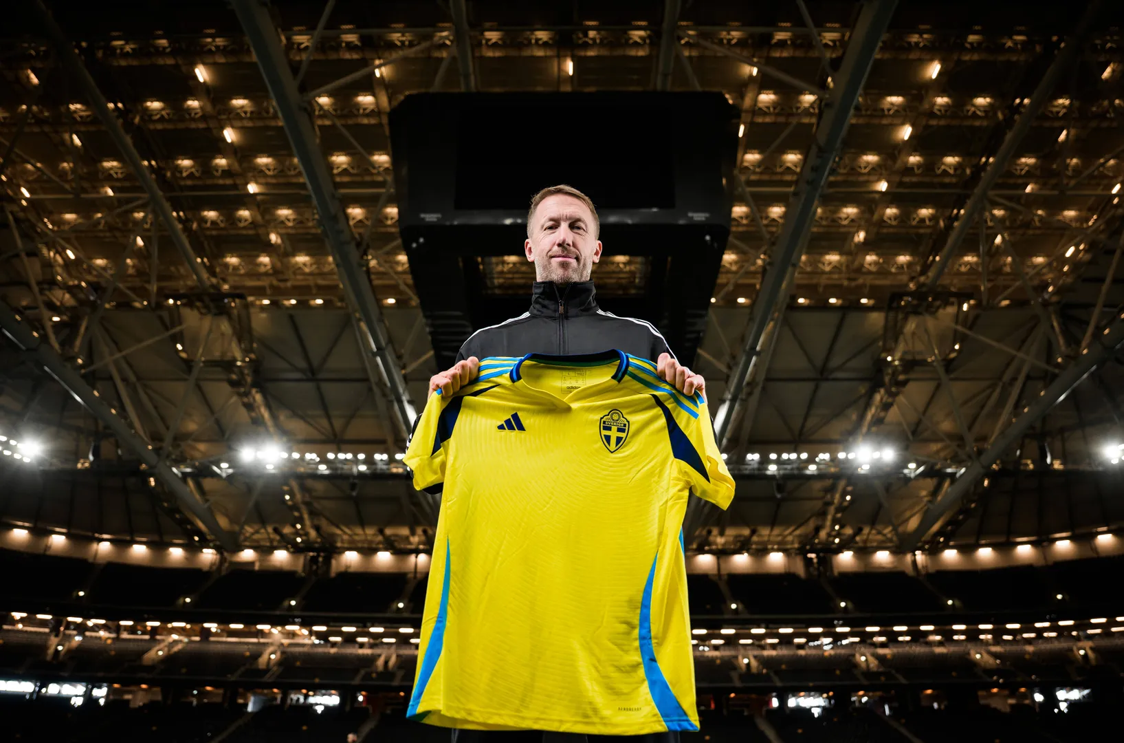 Graham Potter posa com camisa da sele&ccedil;&atilde;o sueca