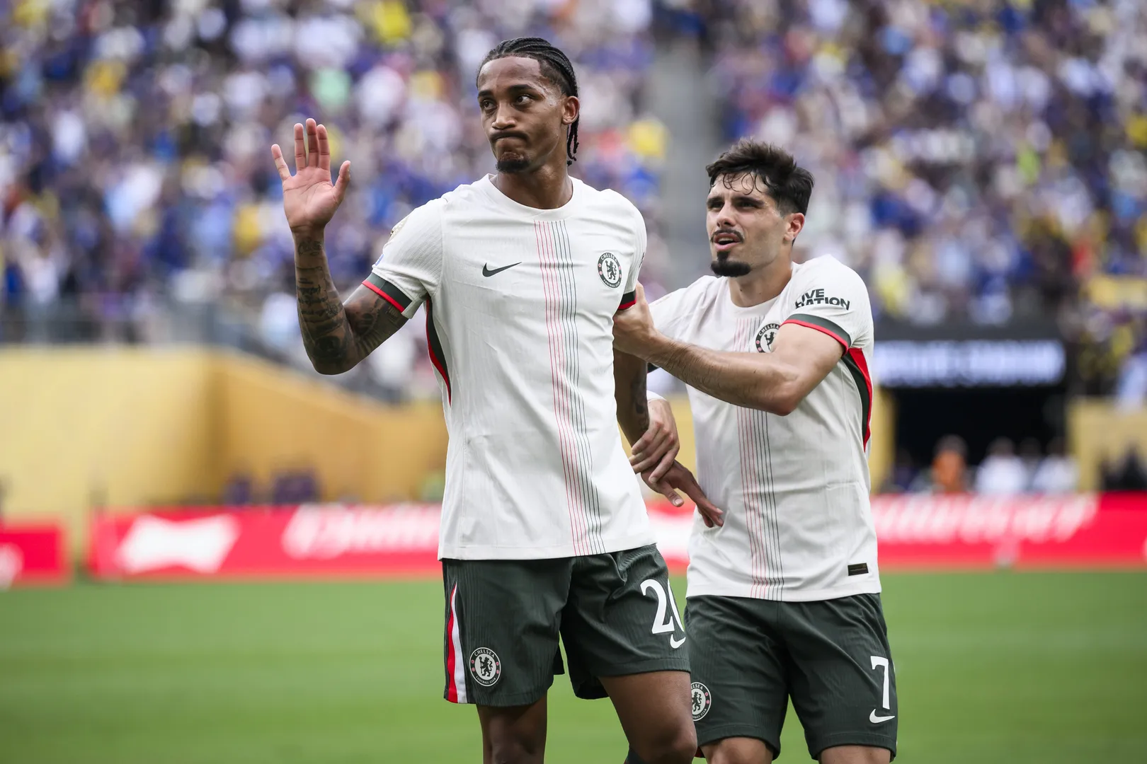 Jo&atilde;o Pedro e Pedro Neto ap&oacute;s gol do Chelsea