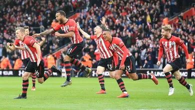 Um gola&ccedil;o de falta deu a virada heroica ao Southampton e ainda deixou o Tottenham sob riscos