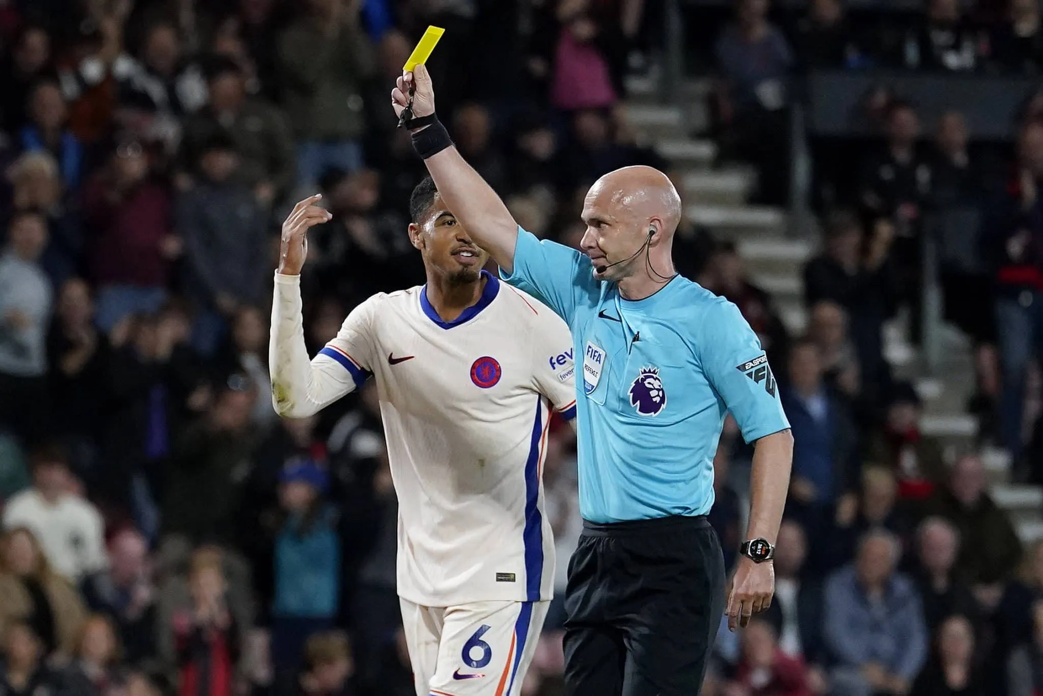 &Aacute;rbitro bate recorde de cart&otilde;es na Premier League e &eacute; afastado