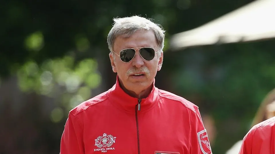 Torcedores do Arsenal lutam para que empres&aacute;rio americano n&atilde;o se torne dono de 97% do clube