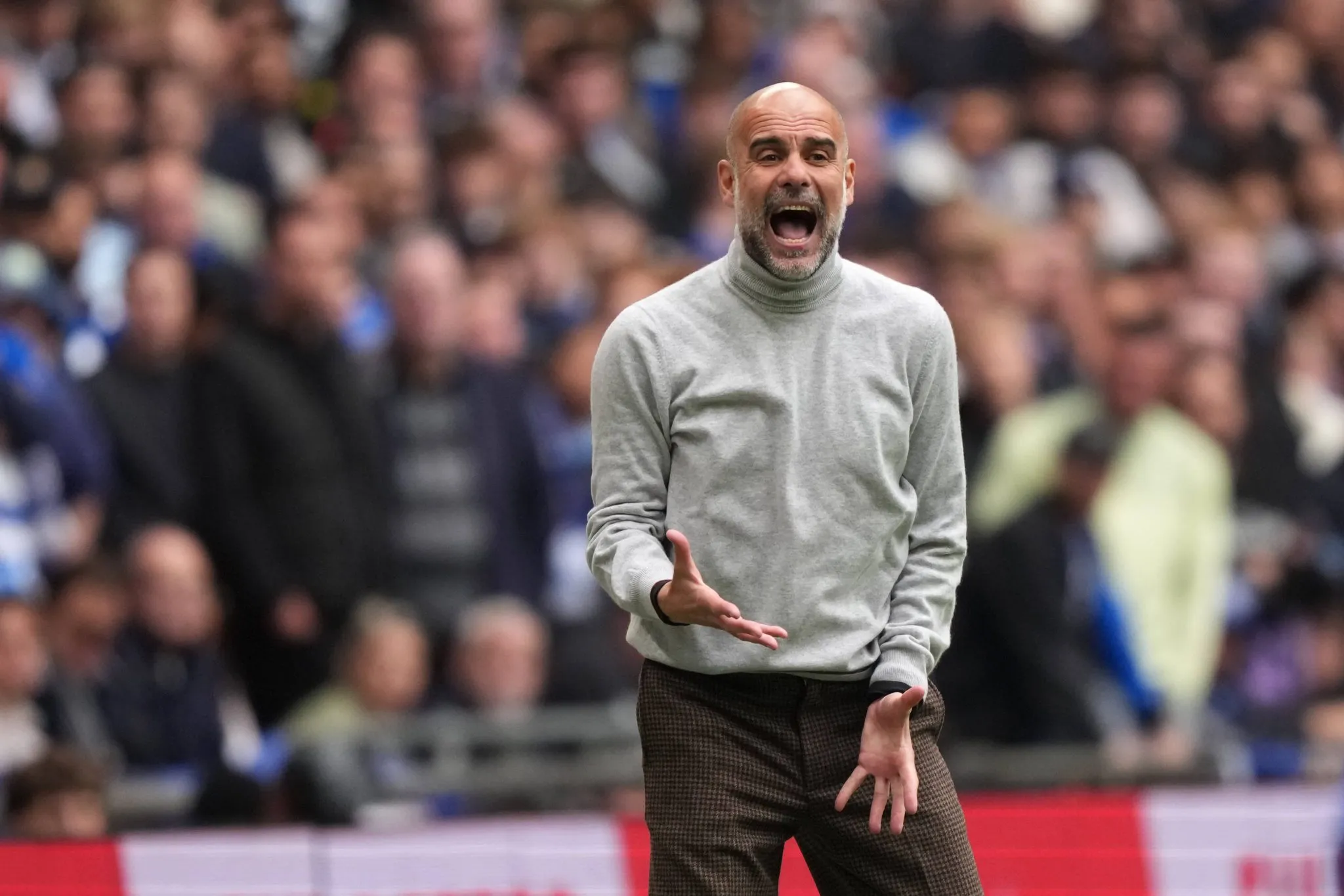 Guardiola tem contrato com o Manchester City at&eacute; 2027 