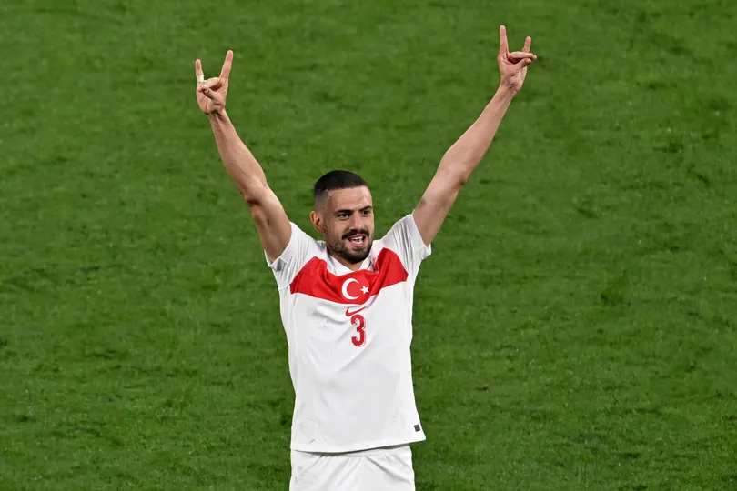 Demiral faz gesto dos lobos cinzentos com as m&atilde;os