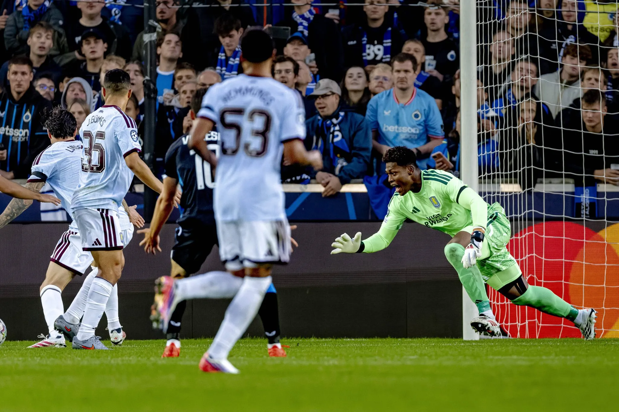 Zion Suzuzki, goleiro do Aston Villa, em duelo com o Club Brugge 