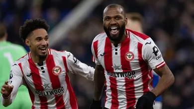 Por que o Brentford faz o oposto dos gigantes europeus no lan&ccedil;amento de suas camisas