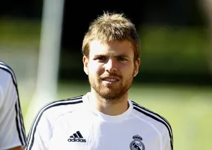 Lembra dele? Ex-Real Madrid vira pe&ccedil;a-chave de l&iacute;der invicto no mercado asi&aacute;tico