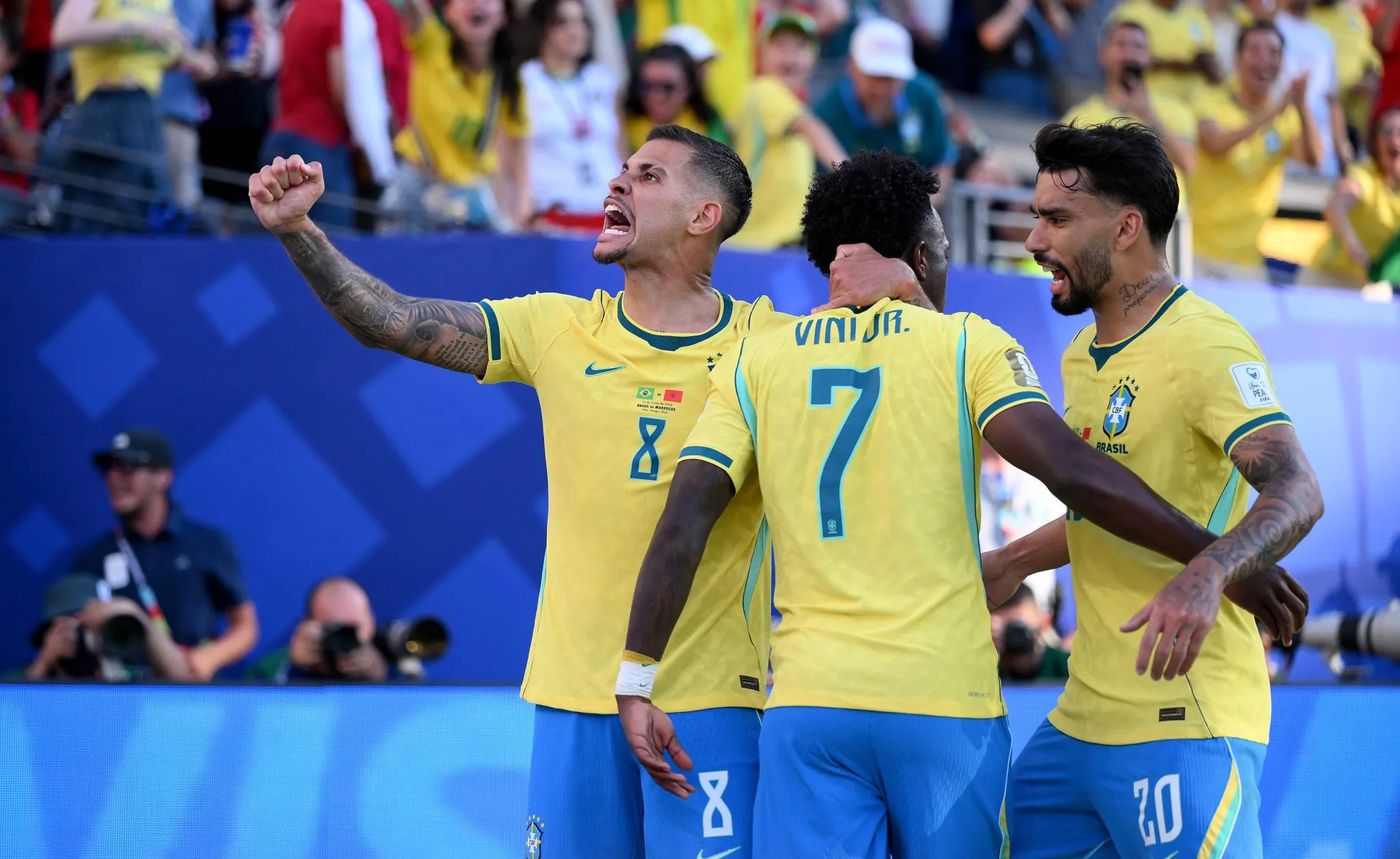 Bruno Guimar&atilde;es, Vini Jr. e Lucas Paquet&aacute; celebram gol da sele&ccedil;&atilde;o brasileira na Copa do Mundo (Foto: IMAGO / Ulmer/Teamfoto)