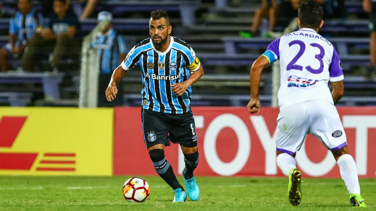 Gr&ecirc;mio demorou para encontrar o seu gol e, em um vacilo, levou o empate