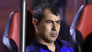 Transfer ban pode frustrar planos de Carille por refor&ccedil;os no Santos