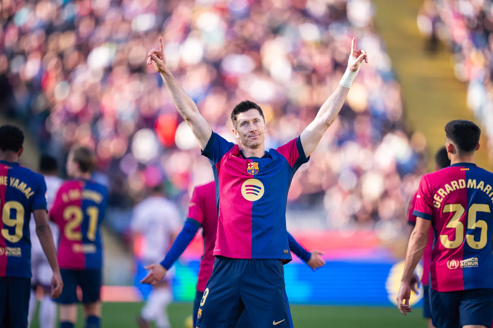 Lewandowski comemorando gol pelo Barcelona