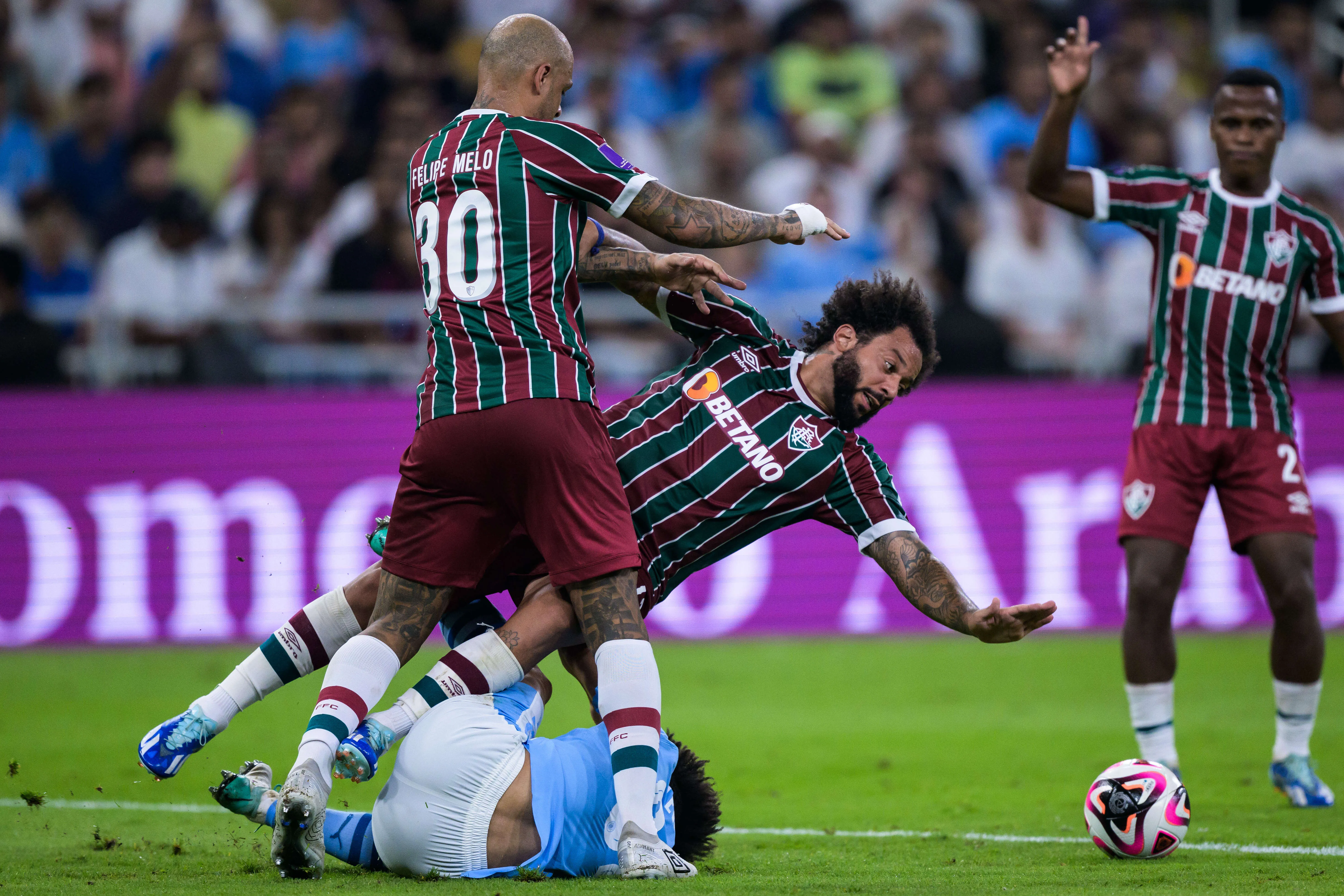Fluminense se permitiu sonhar com a bola e perdeu como esperado, n&atilde;o por fetiche