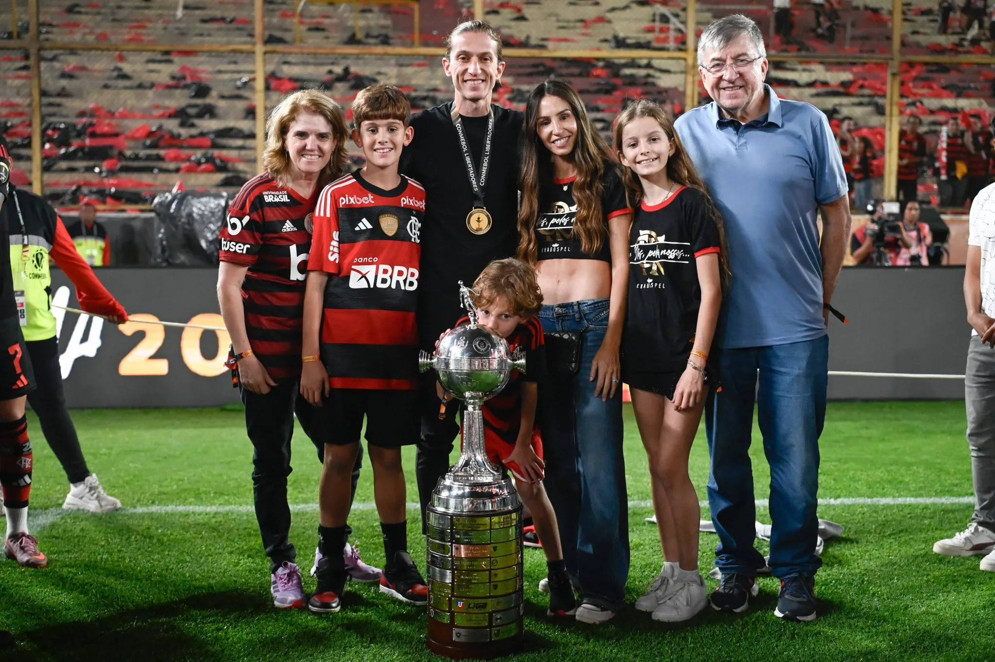 Filipe Lu&iacute;s posa com ta&ccedil;a da Libertadores conquistada no Flamengo em 2025 (Foto: Imago/Fotoarena)