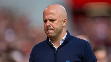 &lsquo;Fim da lua de mel&rsquo;: Liverpool de Slot j&aacute; sofre com cr&iacute;ticas da imprensa ap&oacute;s 1&ordf; derrota