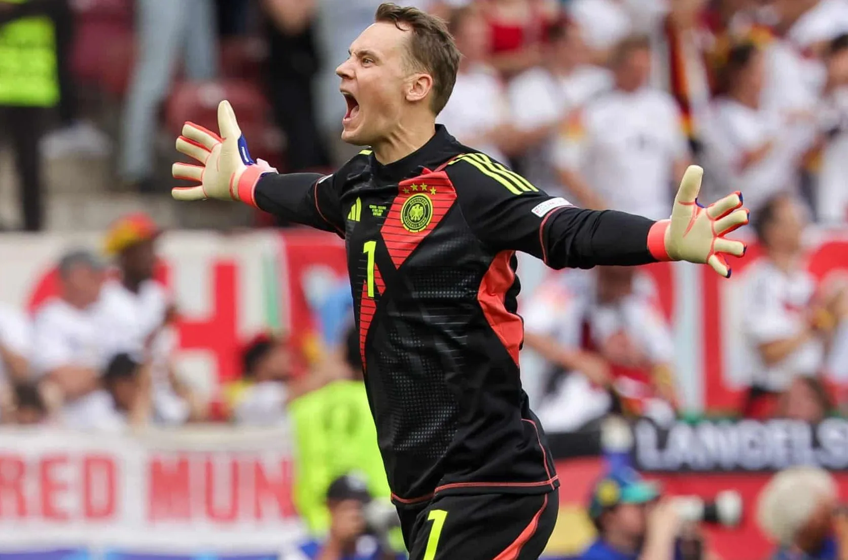 No dia em que igualou Buffon, Neuer foi essencial para 2&ordf; vit&oacute;ria da Alemanha na Euro