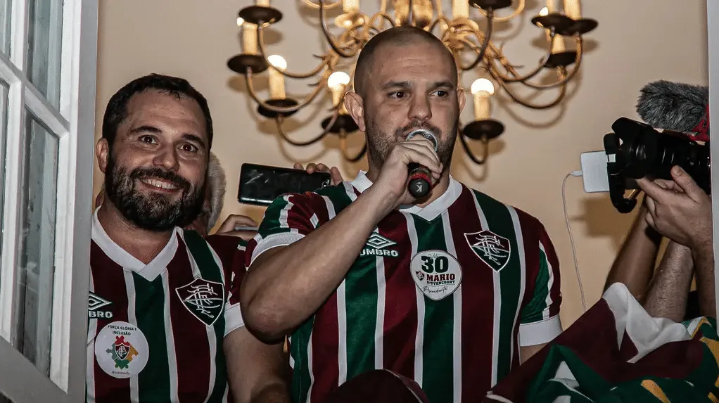 Um &uacute;nico torcedor do Fluminense protestou no aeroporto: o que ele disse aos dirigentes?