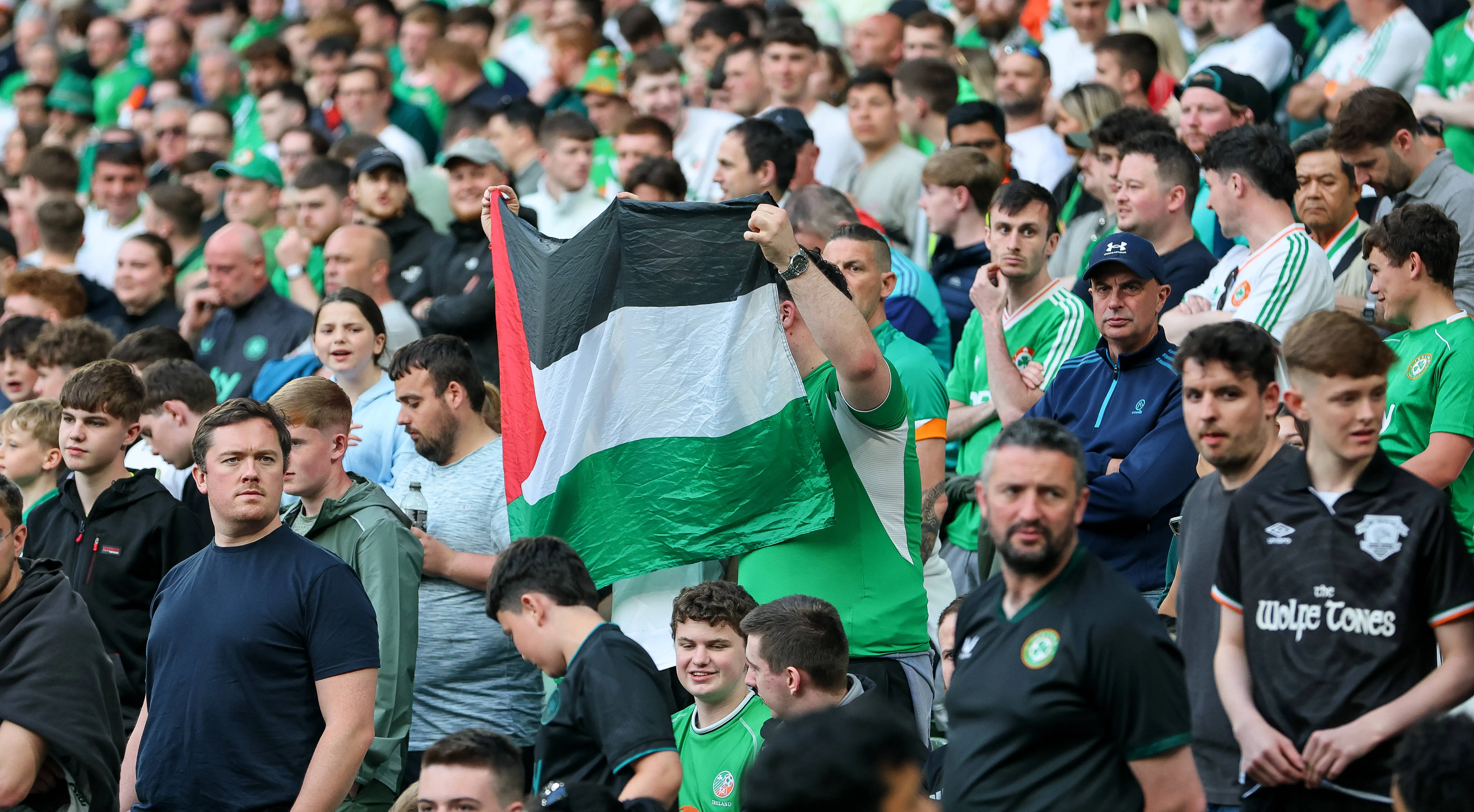 Torcedores irlandeses se manisfetam a favor da Palestina