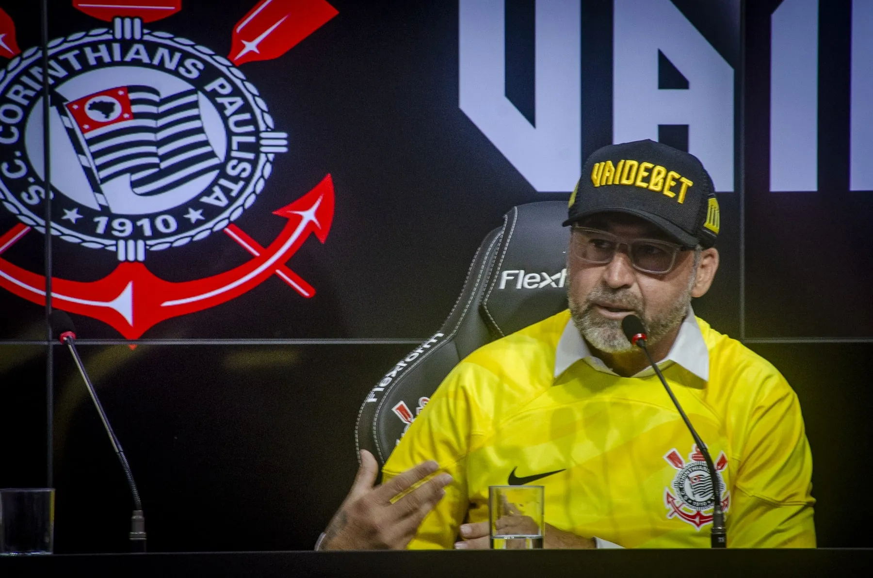 Augusto Melo segue &lsquo;falando muito&rsquo; e Corinthians se v&ecirc; em problema com patrocinador antigo