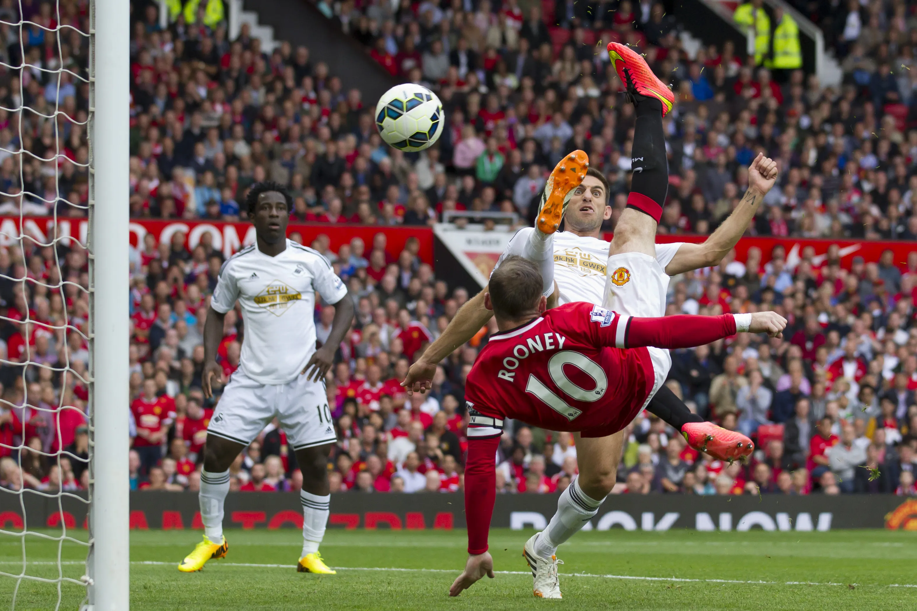 A puxeta de Rooney n&atilde;o adiantou muito (AP Photo/Jon Super)