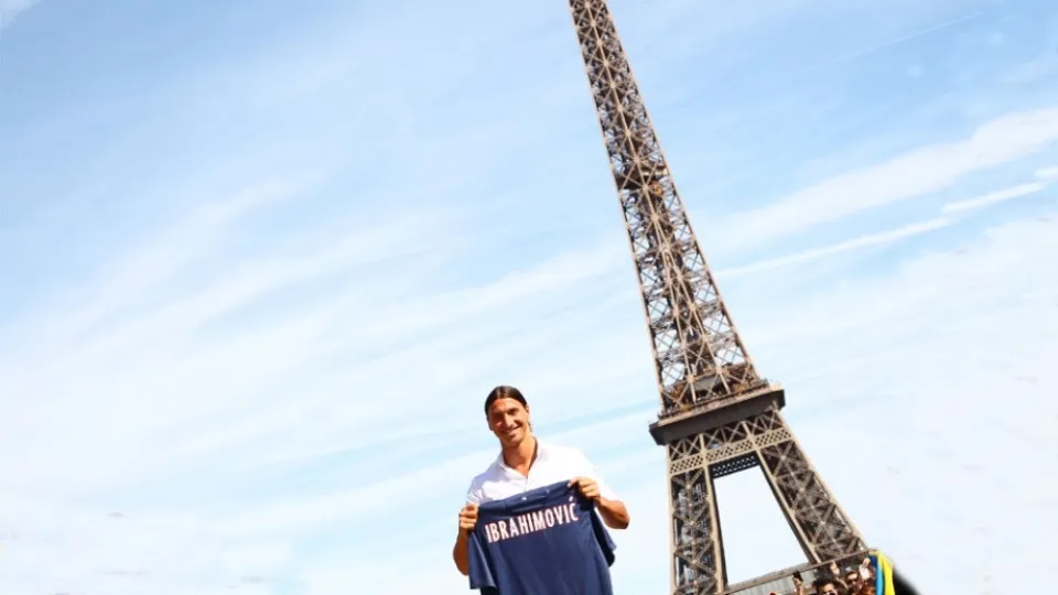 Zlatan sendo Zlatan: &ldquo;Se trocarem a Torre Eiffel por minha est&aacute;tua, prometo ficar no PSG&rdquo;