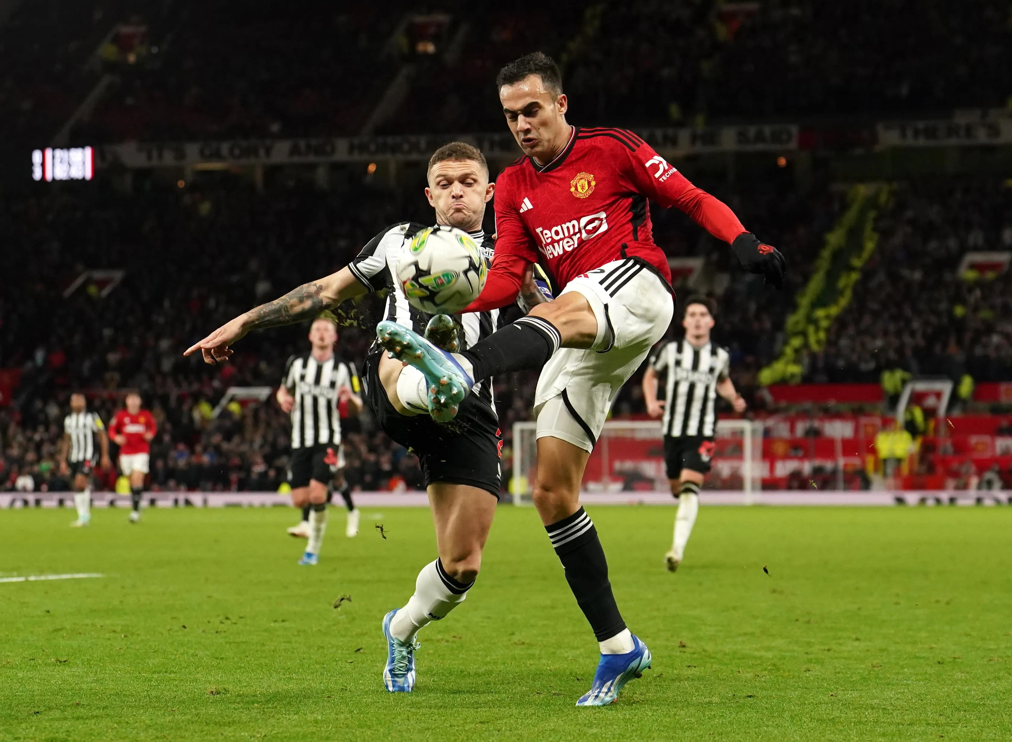 &lsquo;Punidos&rsquo; no meio da semana, Newcastle e Manchester United miram G4 em confronto que definir&aacute; rumo dos times na Premier League