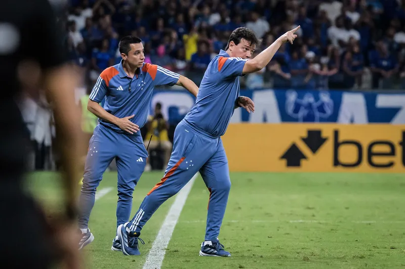 Diniz orienta jogadores do Cruzeiro durante empate contra o Bahia