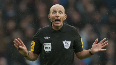 Voc&ecirc; conhece o &aacute;rbitro que comemora gols? Veja Mike Dean em a&ccedil;&atilde;o