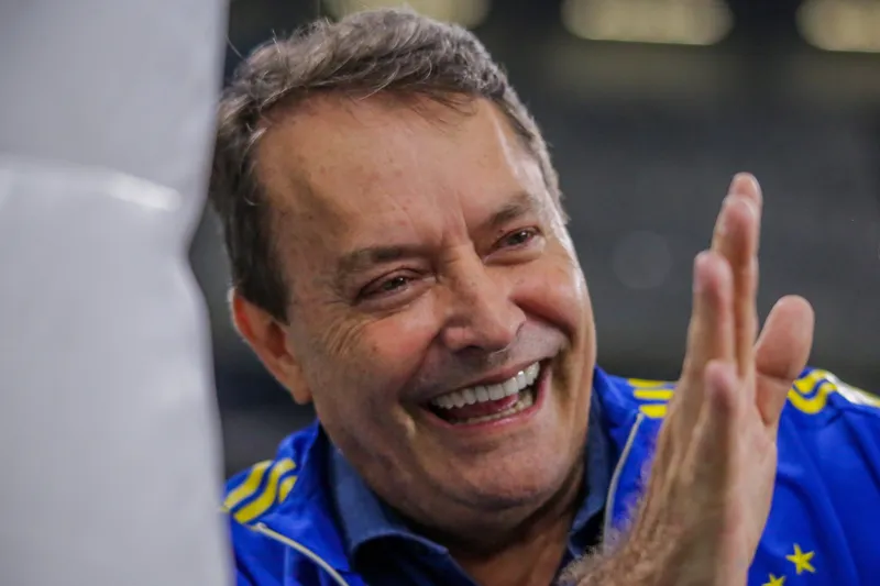 Pedrinho BH cumprimenta torcedores do Cruzeiro em jogo contra o Fluminense