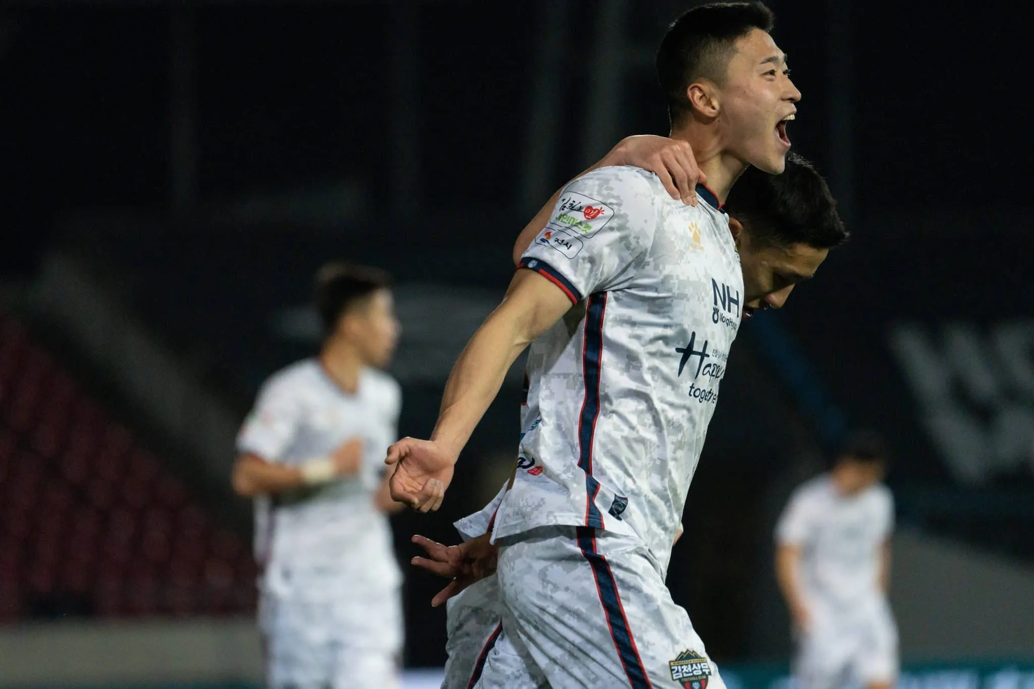 Cho Gue-sung comemora gol marcado com o Gimcheon Sangmu (Foto: IMAGO / Penta Press)