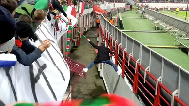 Torcida foi &agrave; loucura com o modo como esse torcedor do Lokomotiv conseguiu invadir o campo e voltar