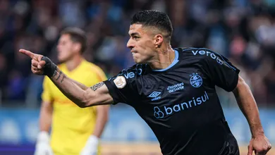 Su&aacute;rez desencanta e Luan &eacute; celebrado: Gr&ecirc;mio bate Cruzeiro por 3 a 0 em clima de festa
