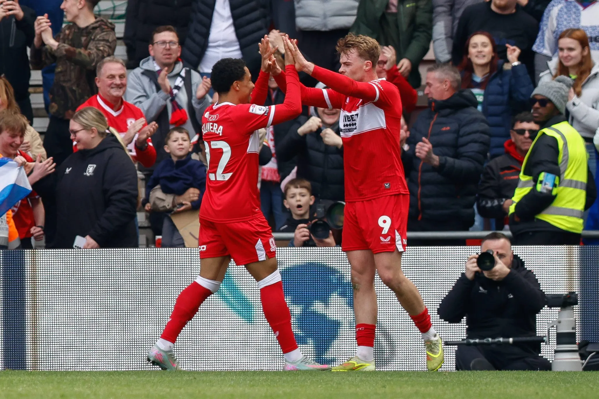 Samuel Silvera e Tommy Conway ap&oacute;s gol do Middlesbrough