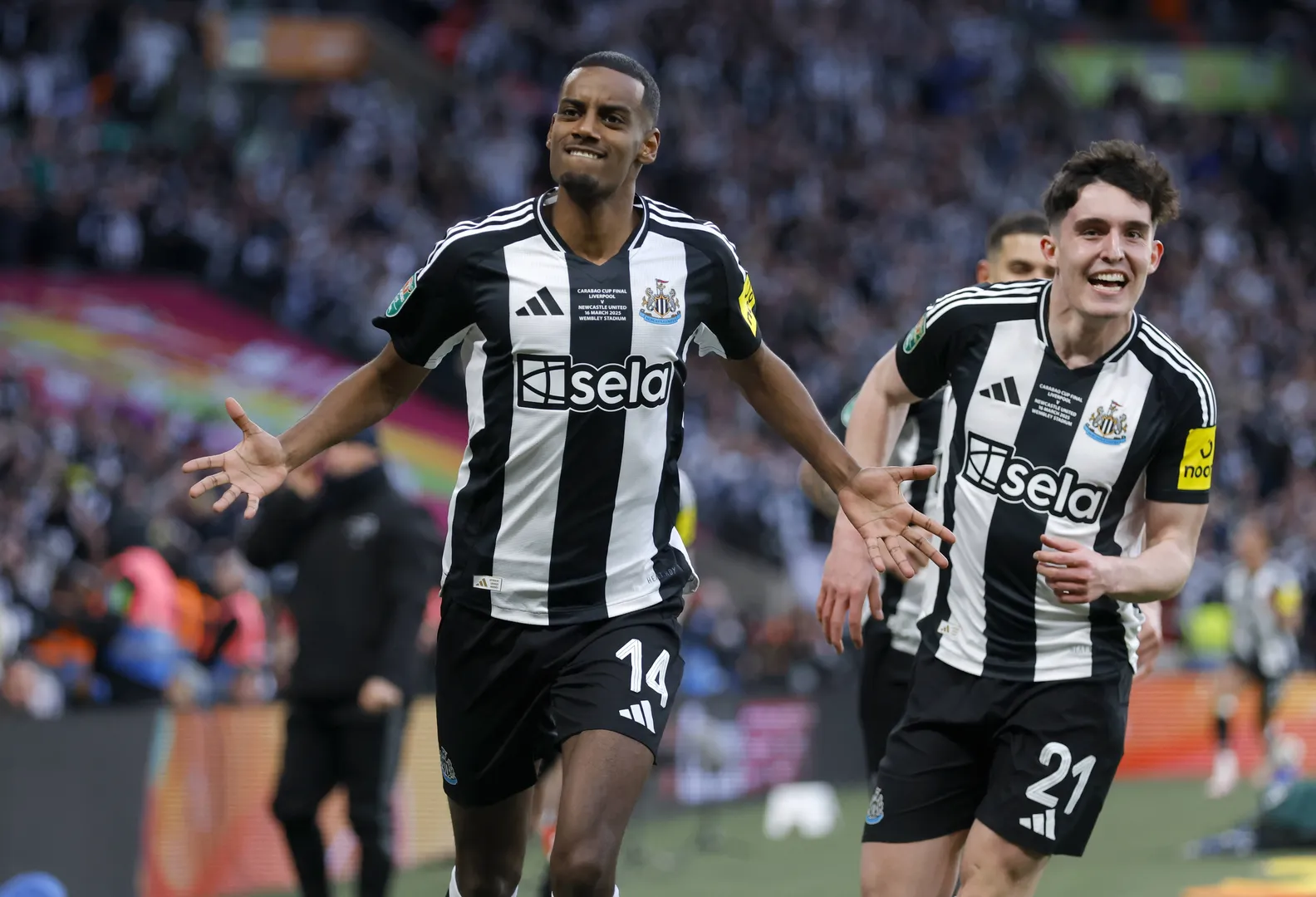 Isak e Livramento comemoram gol do Newcastle