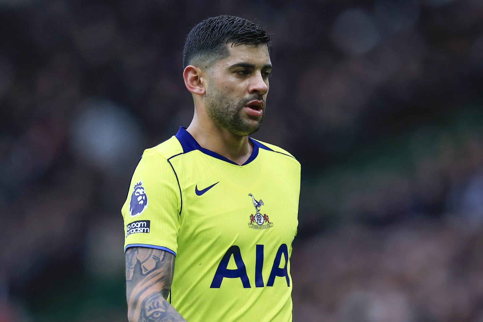 &lsquo;Ele usa a bra&ccedil;adeira, mas n&atilde;o &eacute; um capit&atilde;o. Tottenham precisa vend&ecirc;-lo&rsquo;