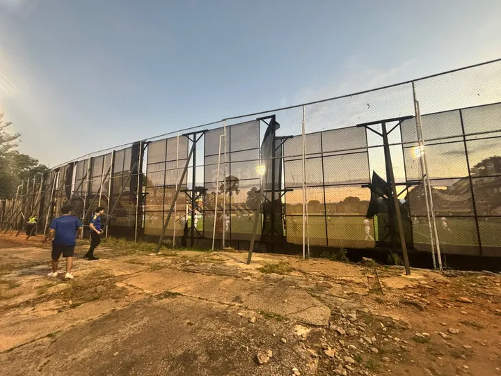 Atr&aacute;s das telas, o campo de jogo