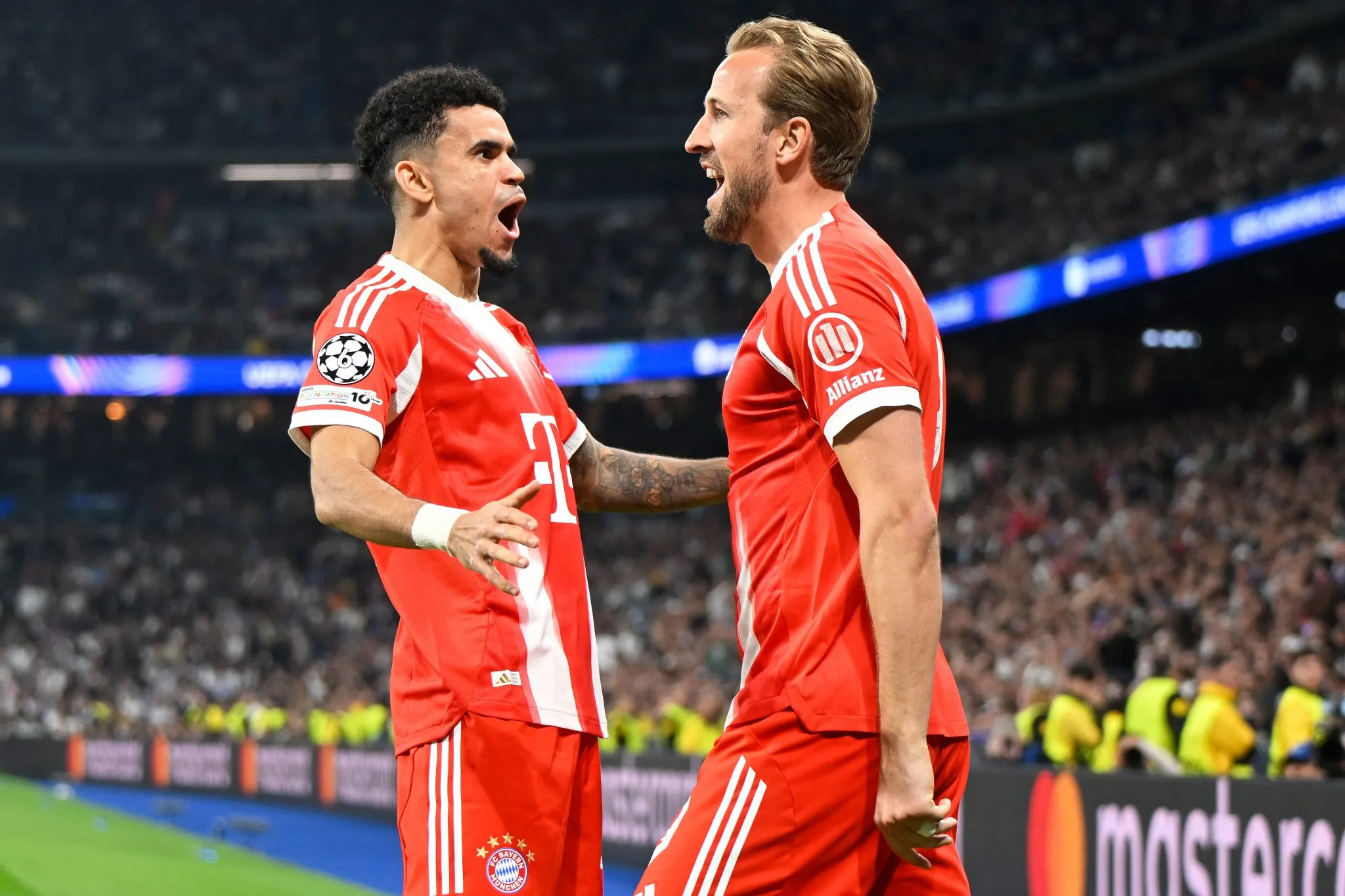 Kane e Luis D&iacute;az comemoram gol do Bayern em Madri (Foto: IMAGO /&nbsp;Ulrich Hufnagel)