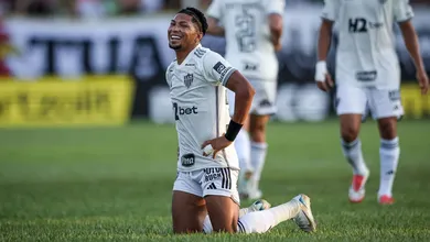 P&ecirc;nalti, gol e bicicleta: Rony &eacute; protagonista e Atl&eacute;tico-MG avan&ccedil;a na Copa do Brasil