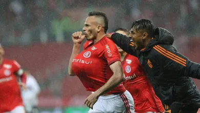 Laterais decidem em virada que quebra o jejum do Internacional e mant&eacute;m o do S&atilde;o Paulo