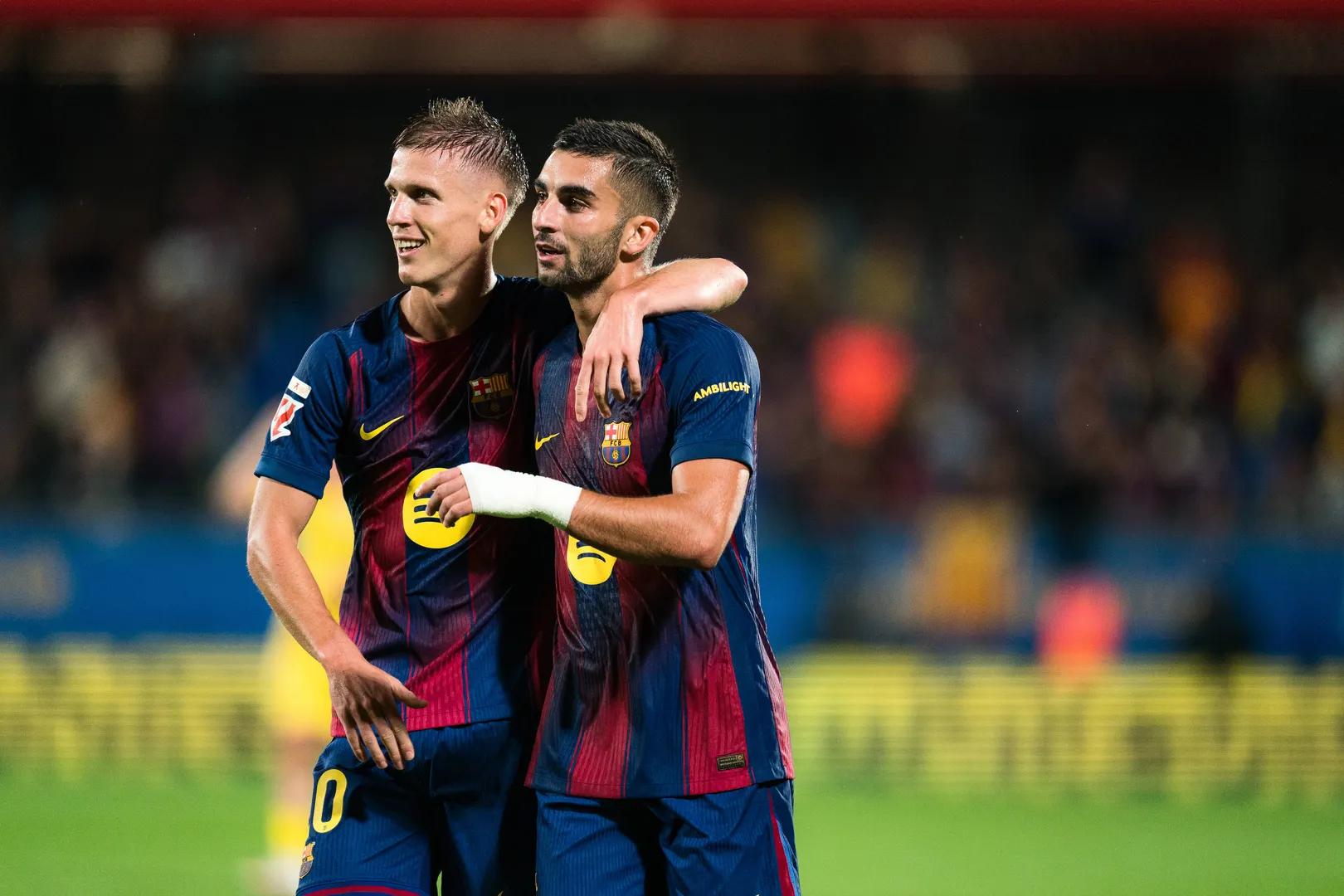 Dani Olmo e Ferran Torres celebram gol do Barcelona