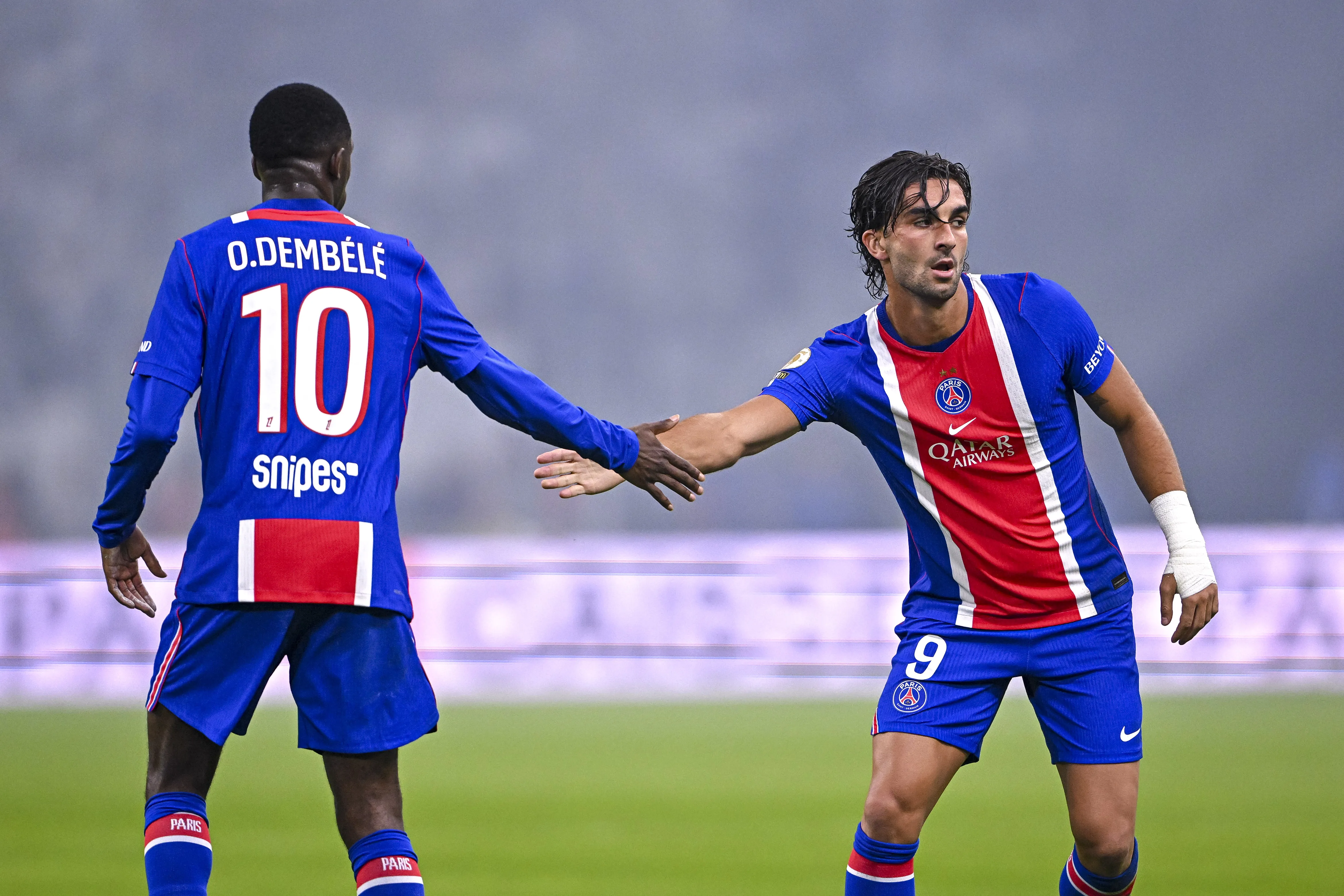 Ferran Torres cumprimenta Dembélé durante jogo do PSG