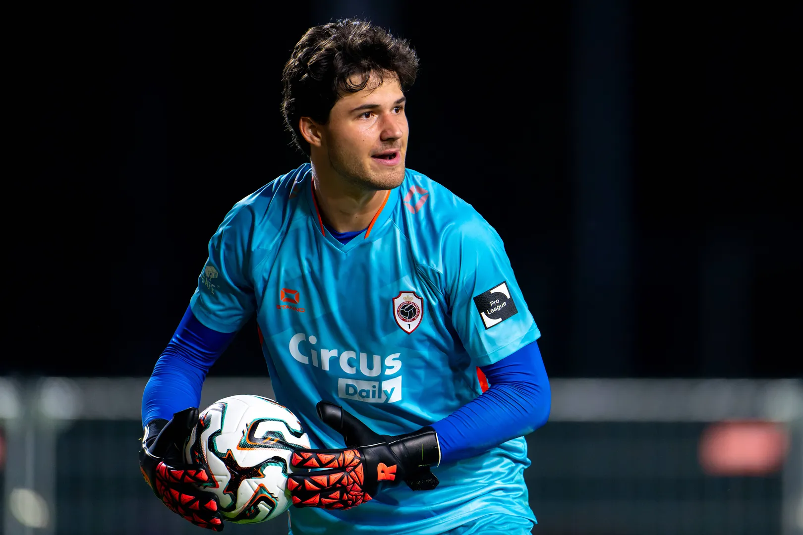 Senne Lammens em a&ccedil;&atilde;o pelo Royal Antwerp