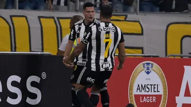 Paulinho brilhou, e Hulk selou a classifica&ccedil;&atilde;o do Atl&eacute;tico Mineiro com um gola&ccedil;o de voleio