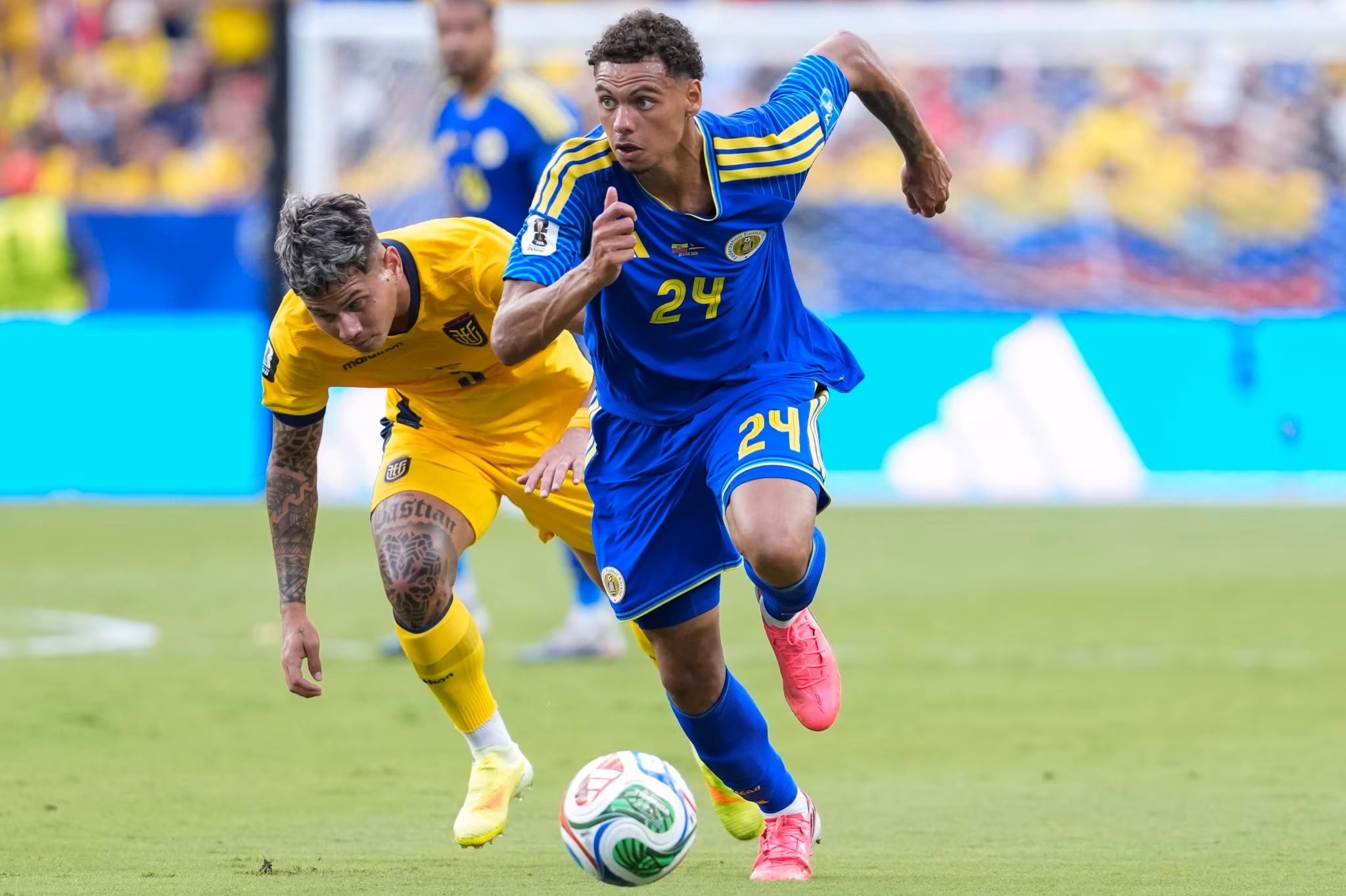 Shurandy Sambo, de Cura&ccedil;ao, avan&ccedil;a com a bola (Foto: IMAGO / Sports Press Photo)
