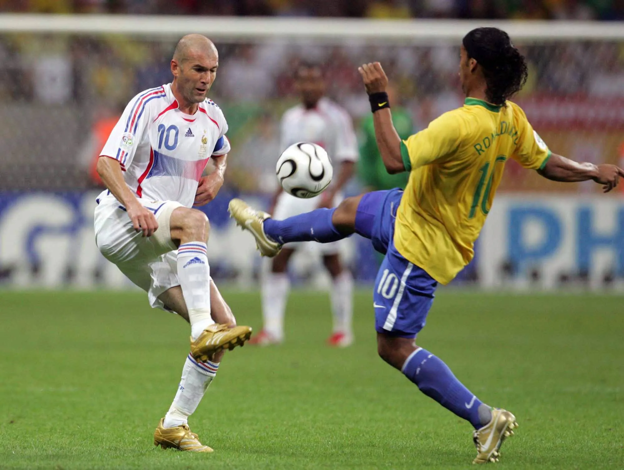 Zidane e Ronaldinho Ga&uacute;cho disputam a bola em jogo da Copa do Mundo de 2006