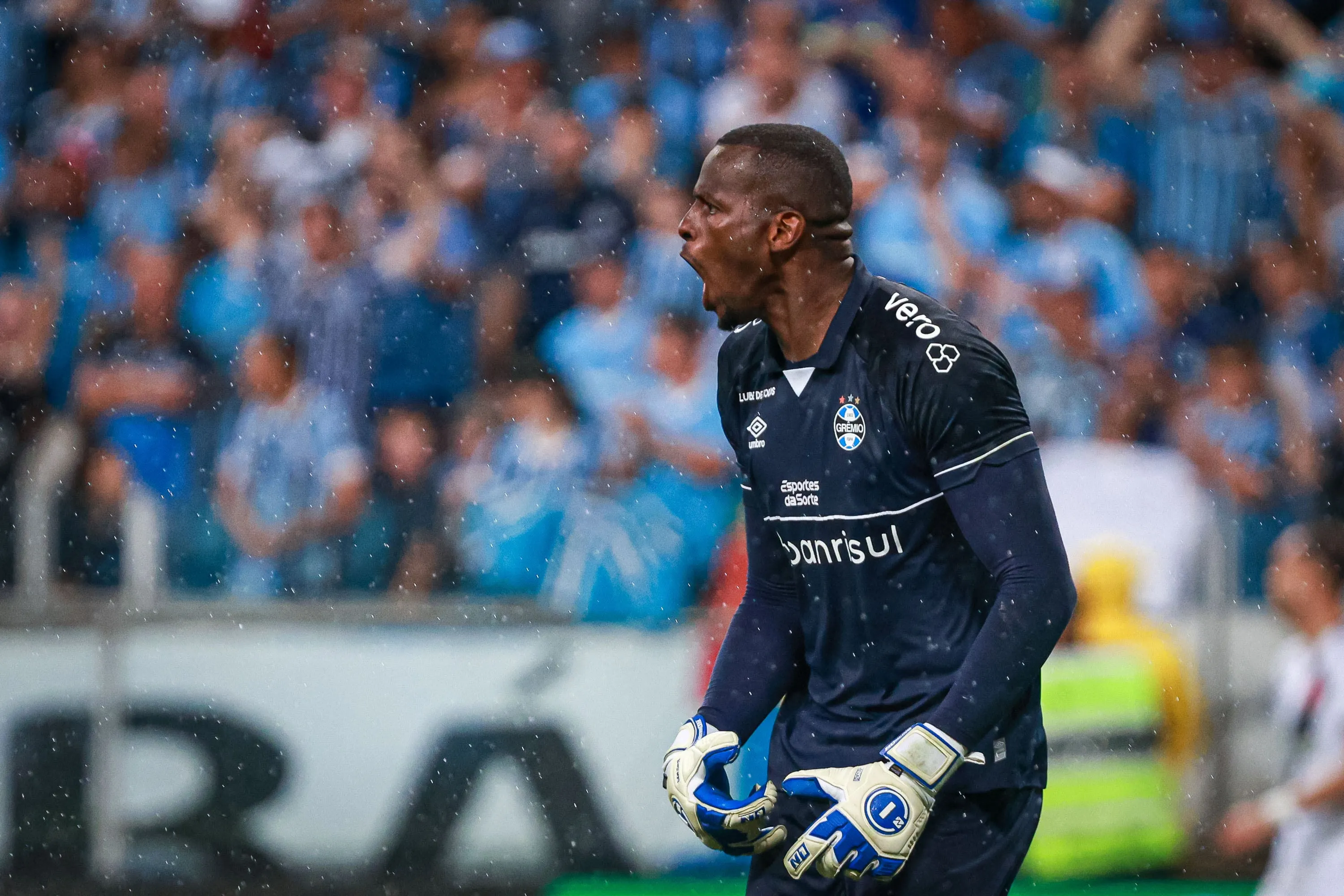 Com hist&oacute;ria inusitada de supera&ccedil;&atilde;o, Ca&iacute;que ganha titularidade e carinho da torcida do Gr&ecirc;mio
