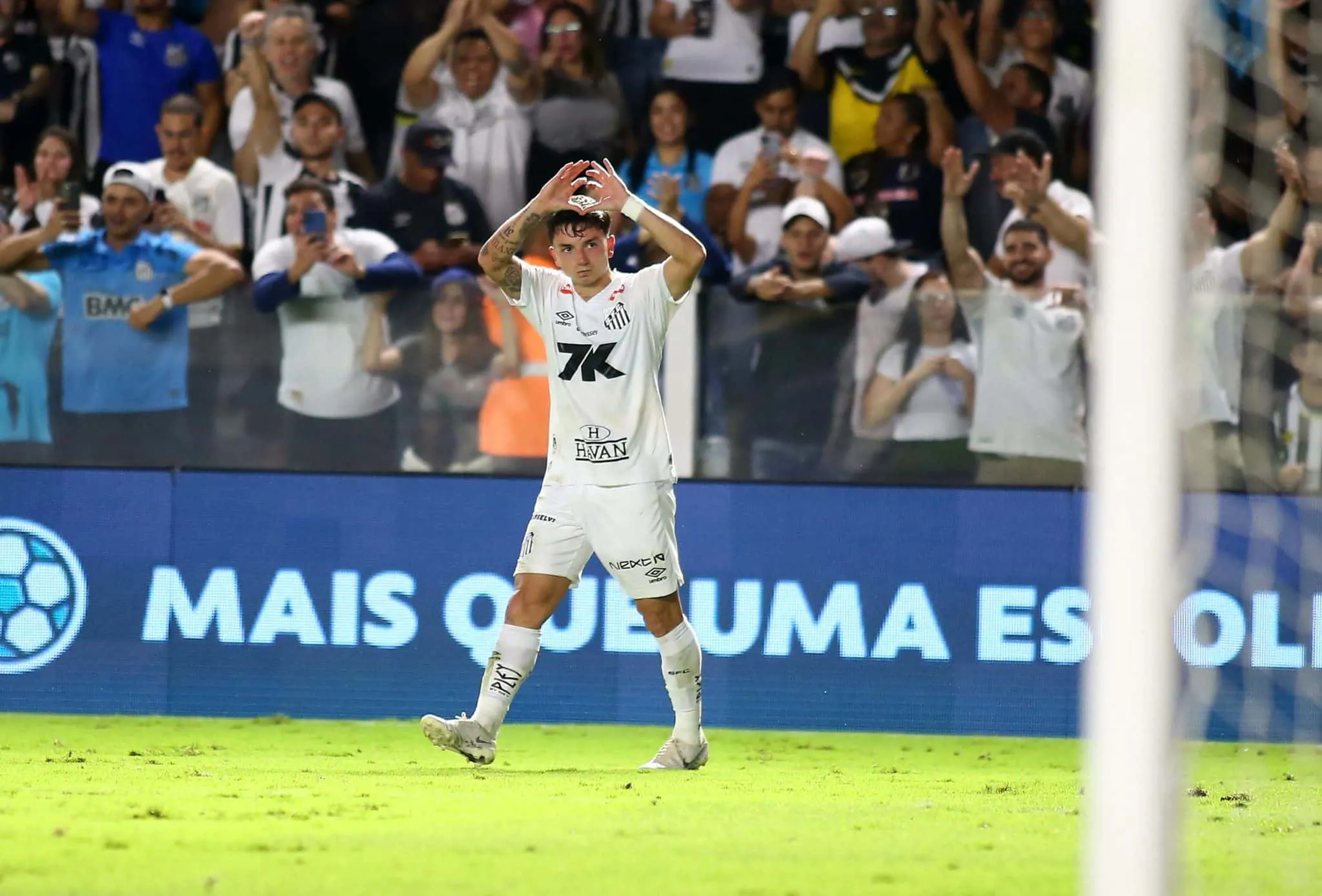 Barreal comemora o gola&ccedil;o feito contra o Corinthians