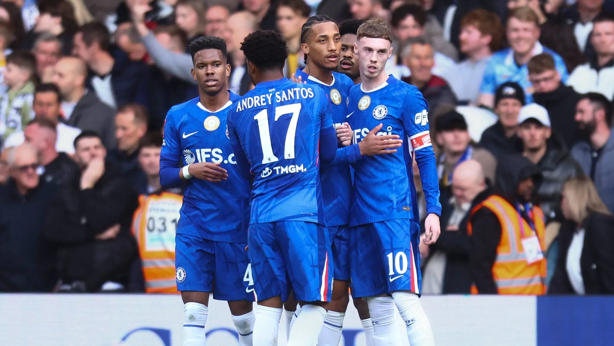 Com brilho de Jo&atilde;o Pedro, Est&ecirc;v&atilde;o e Andrey Santos, Chelsea esquece crise e goleia Port Vale