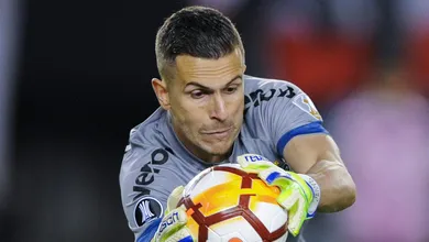 Ap&oacute;s tr&ecirc;s jogos de Gabriel Braz&atilde;o, Santos volta a negociar com Marcelo Grohe