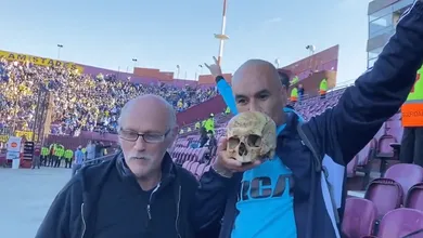Torcedor do Racing repete ritual ao levar cr&acirc;nio do av&ocirc; em final da Sul-Americana