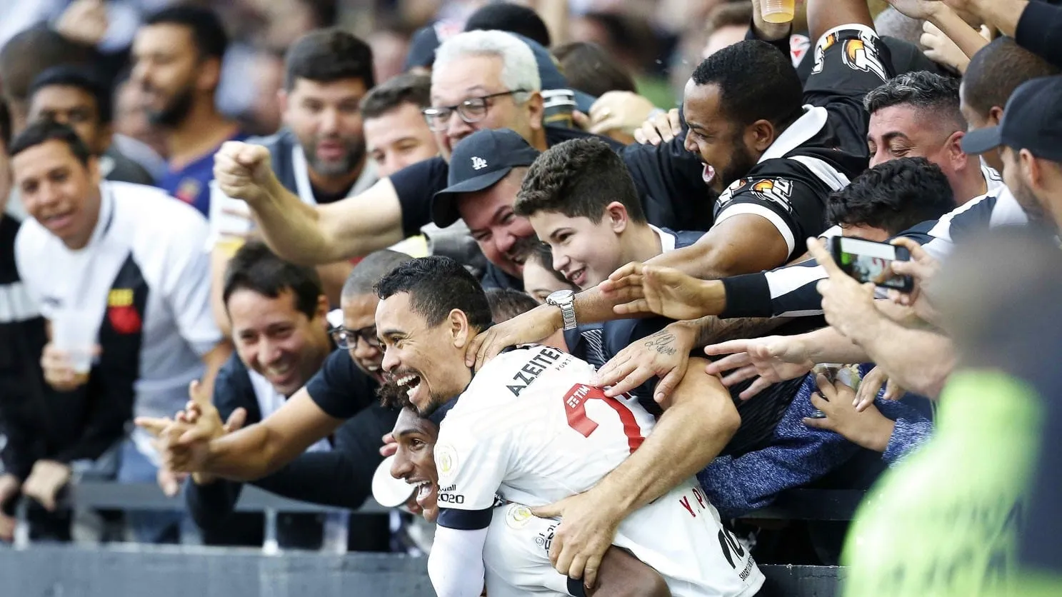 Vasco d&aacute; exemplo em nota sobre cantos homof&oacute;bicos, promete combate e ressalta postura hist&oacute;rica do clube