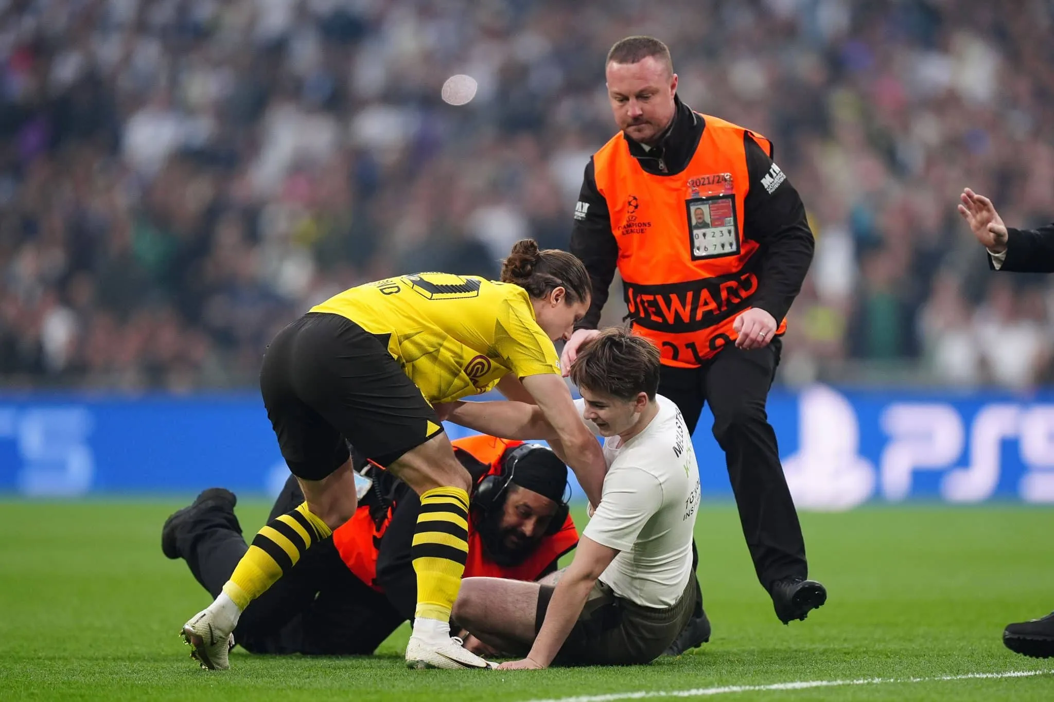 Invasores de campo da final da Champions League s&atilde;o presos pela pol&iacute;cia